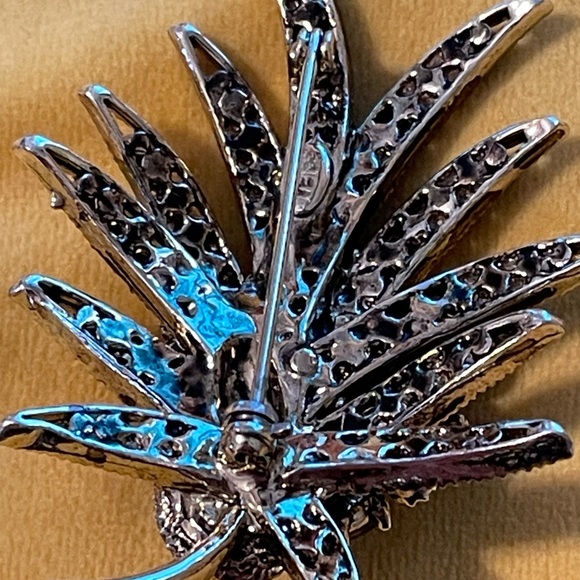 Beautiful Weiss gold tone flower brooch - Picture 2 of 3